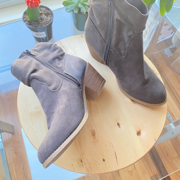 Pop booties with faux suede slouchy look - Picture 2 of 8